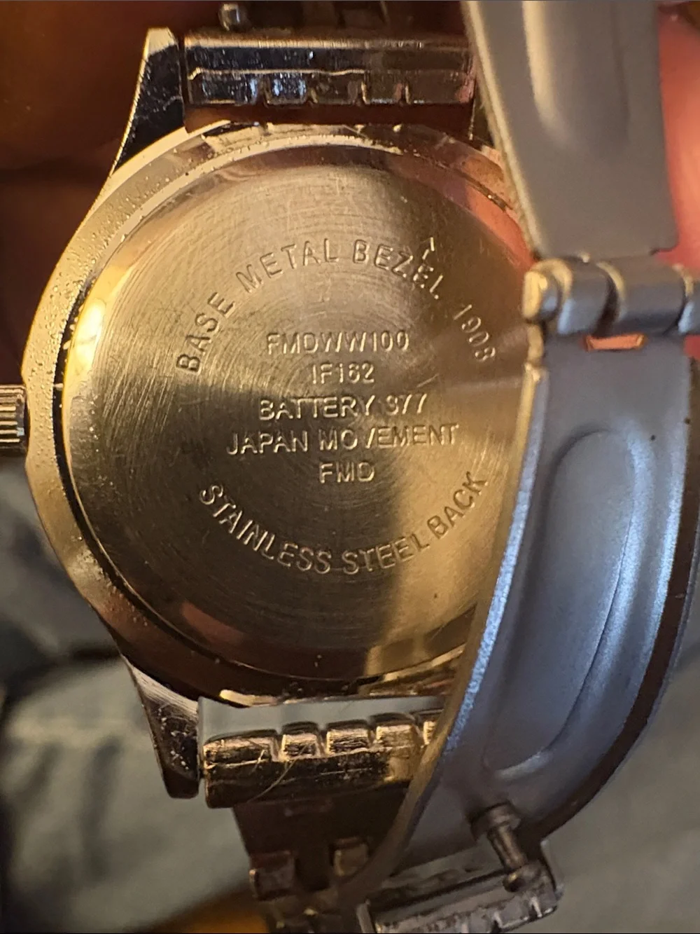 Vintage Men's Stainless Steel watch - Silver Color HOLDER NOT INCLUDED ‼️